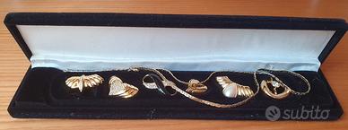 Espositore in velluto con collana e ciondoli