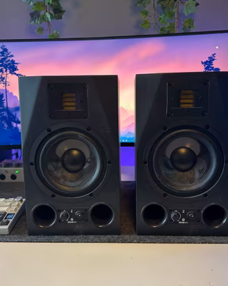 Adam Audio A7X studio monitors con stand Gator