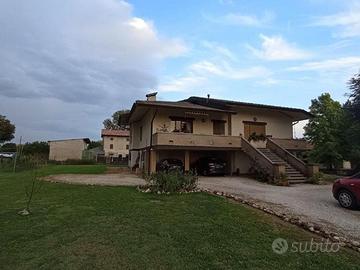 Spaziosa villa indipendente con giardino