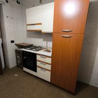 cucina con forno e frigorifero 