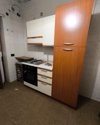 cucina con forno e frigorifero 