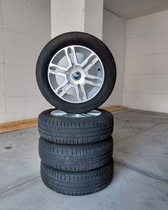Gomme con cerchi in lega Fiat Panda 165