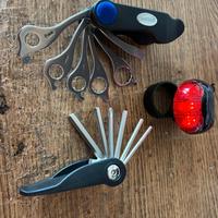 BICI: FISCHER E SET DI STRUMENTI E FANALE POSTER.