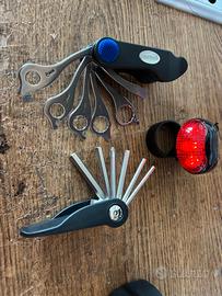 BICI: FISCHER E SET DI STRUMENTI E FANALE POSTER.