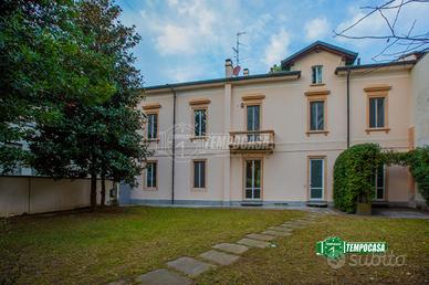 PRESTIGIOSA VILLA IN STILE NEOCLASSICO CON PARCO