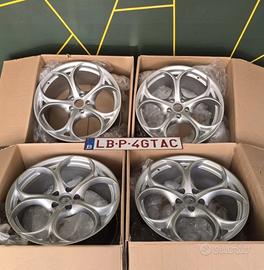 Set 4 cerchi Nuovi Giulia Qv Quadrifoglio 19