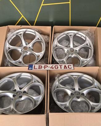Set 4 cerchi Nuovi Giulia Qv Quadrifoglio 19