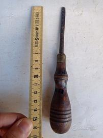 Antico Cacciavite
con Impugnatura Manico in Legno