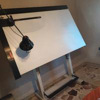 Tavolo da disegno professionale con tecnigrafo 