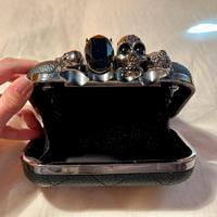 Clutch rigida con anelli con teschi e pietre