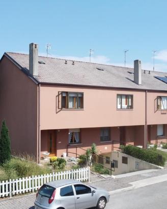 San Gottardo: villa tricamere di testa con tave...
