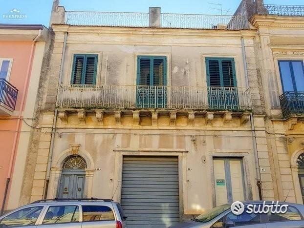 Palazzo storico su tre livelli a piedimonte etneo