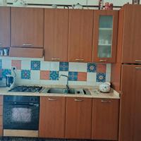 Cucina con elettrodomestici