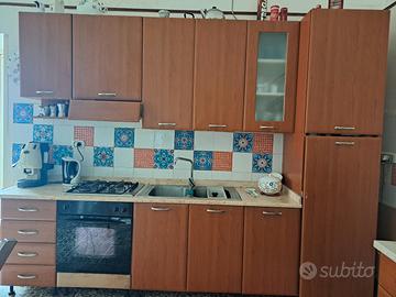 Cucina con elettrodomestici