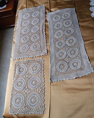 Centrini lavorati ad uncinetto