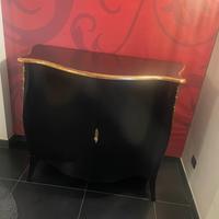 Elegante mobile bombato nero con dettagli dorati
