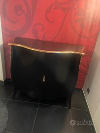 Elegante mobile bombato nero con dettagli dorati