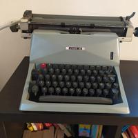 Macchina scrivere Olivetti 82