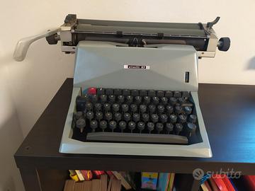 Macchina scrivere Olivetti 82