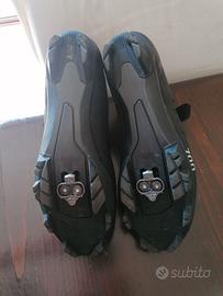 Scarpe con agganci rapidi