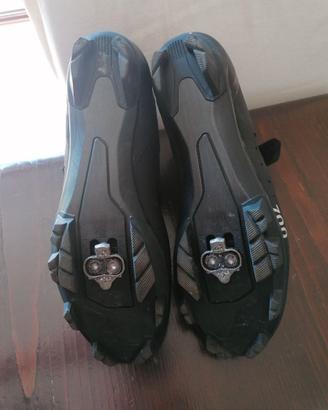 Scarpe con agganci rapidi