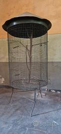 Vecchia voliera per uccelli