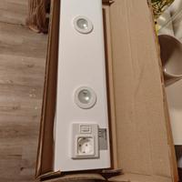 Barra mensola led con presa schuko bagno