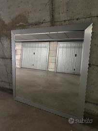 Specchio a cornice ondulato