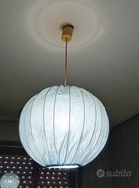 Lampadario rivestito in tela azzurra.