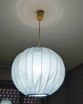 Lampadario rivestito in tela azzurra.