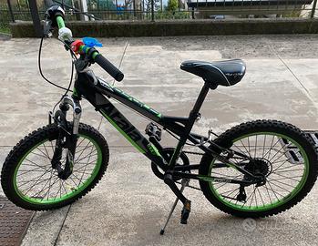 Bicicletta atala 22/24 con casco cannondale.