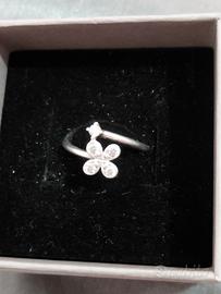 Pandora Anello in argento "Fiore Luminoso"