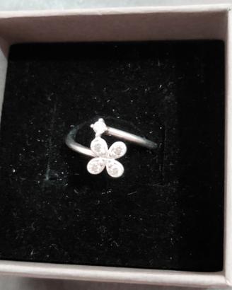 Pandora Anello in argento "Fiore Luminoso"