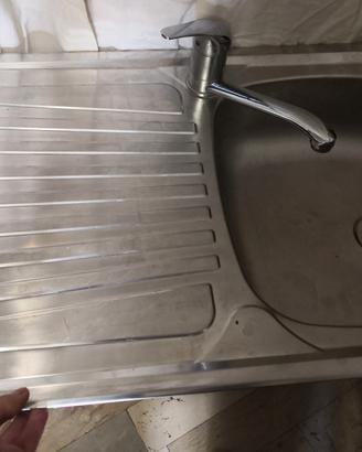 lavello inox 1 vasca dx con rubinetto. 