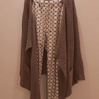 pantalone fantasia e cardigan