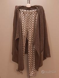 pantalone fantasia e cardigan