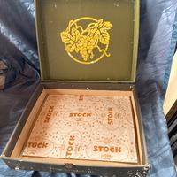 Scatola antica bottiglie Stock