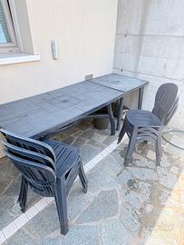 Tavolo e sedie da giardino