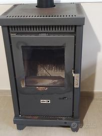 stufa a legna in ghisa con tubi in ghisa.