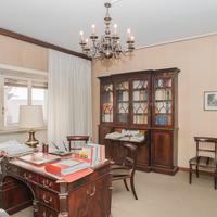 scrivania e libreria