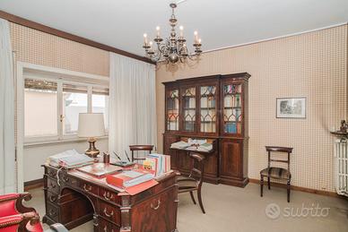 scrivania e libreria