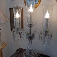 Lume Cristallo tre luci con pendenti vintage.