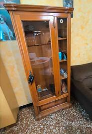 Fuciliera con vetrina in legno massello