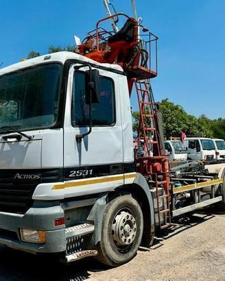 MERCEDES-BENZ 2531 Scarrabile + Gru + Polipo