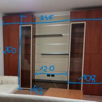 Mobile soggiorno moderno in legno con vetrine