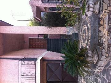 Villetta singola su due livelli con terreno