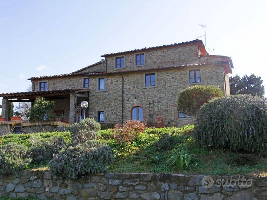 Rustico / Casale di 350 m² con 4 locali e box auto - Altro