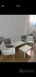 Divano con poltrone e tavolino