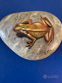 Sasso dipinto a mano. La rana.