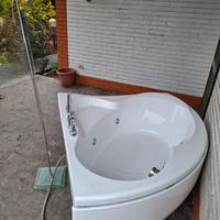 Vasca da bagno angolare con idromassaggio completa